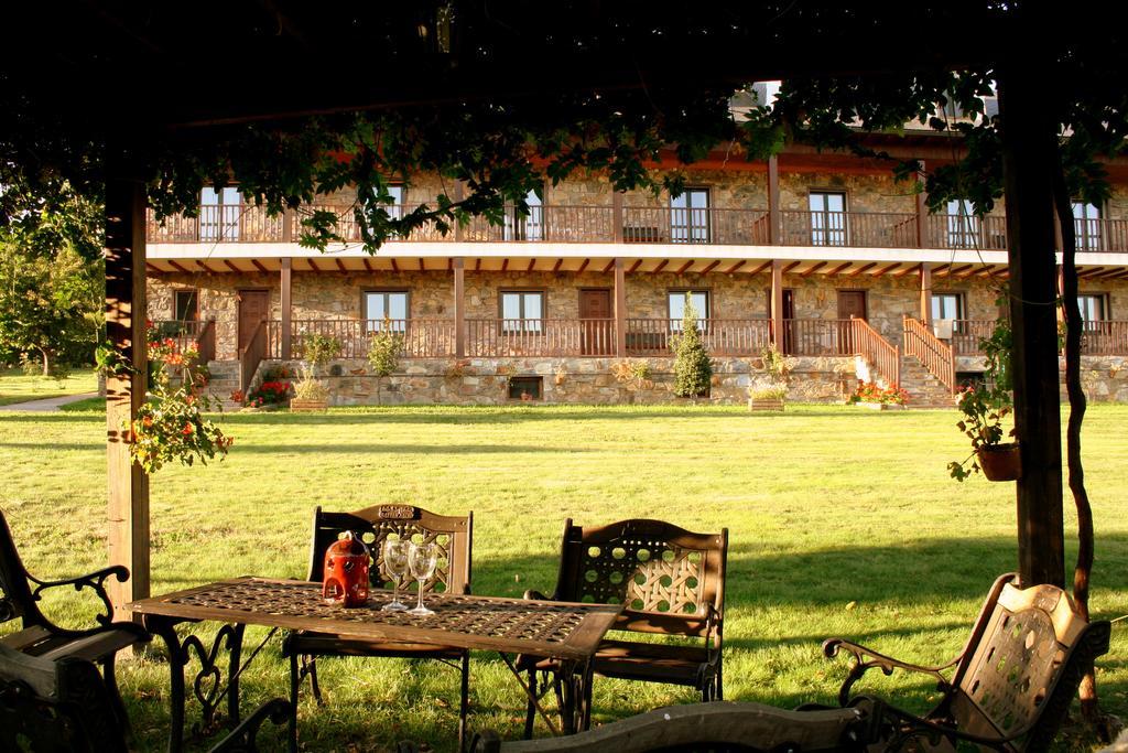 Alojamiento En Entorno Rural Los Trobos Villar de Otero Ngoại thất bức ảnh